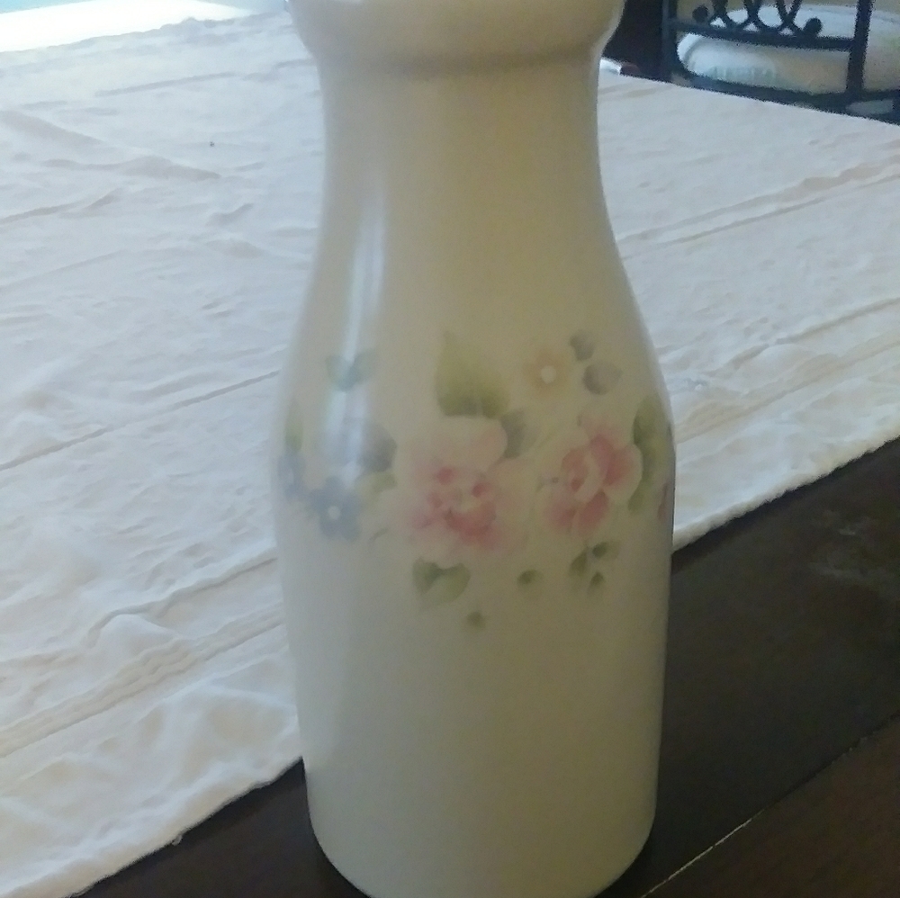 Country style cream pastel flower vase